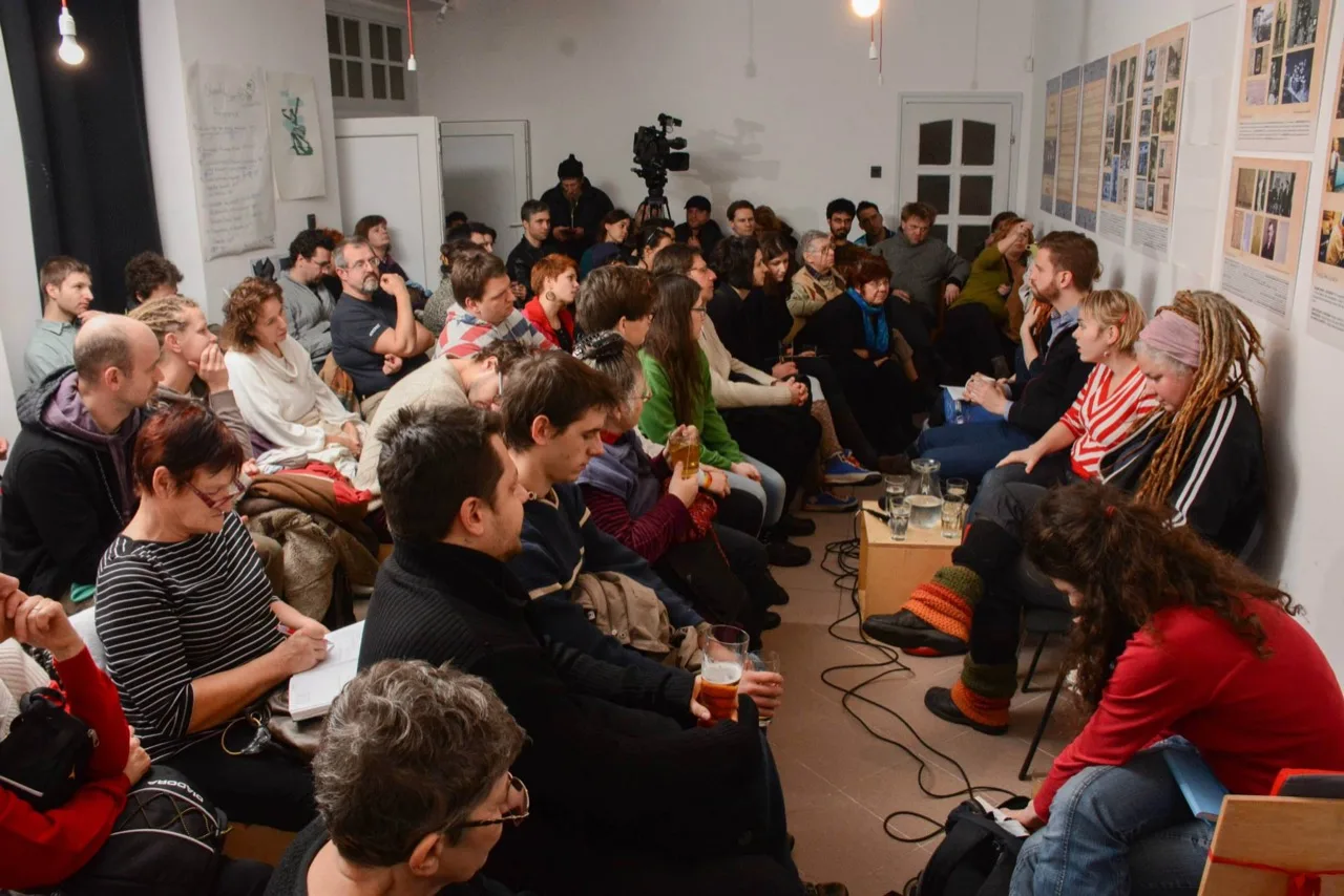 A packed room at Auróra during a public discussion